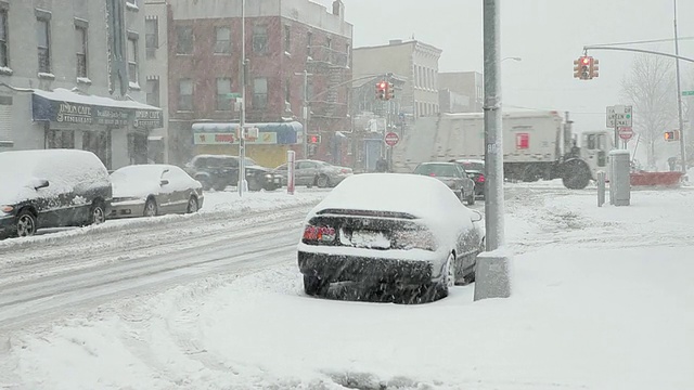 美国纽约，暴风雪中十字路口上的汽车视频素材