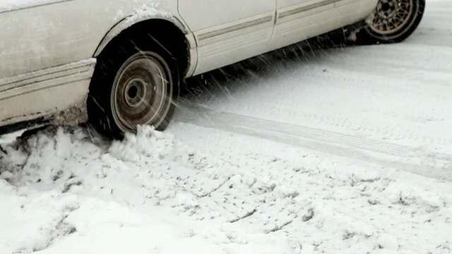 汽车轮胎在雪/纽约，纽约，美国视频素材