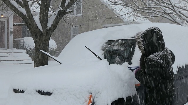 年轻女士清理车上的雪/里士满，弗吉尼亚州，美国视频素材