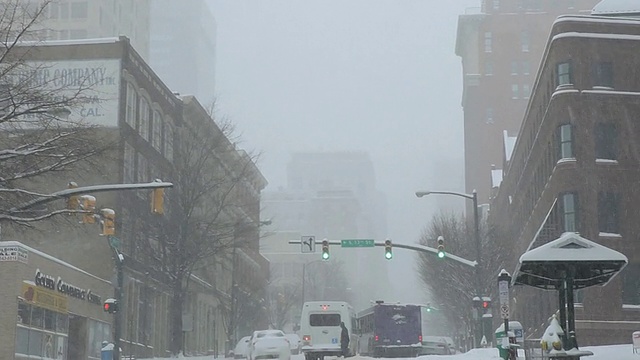 WS TD雪落在市中心的城市，汽车困在雪/里士满，弗吉尼亚，美国视频素材