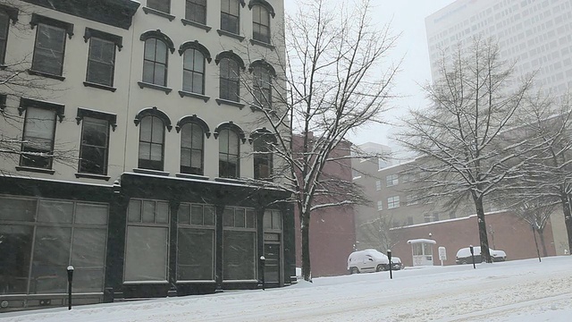 雪落在城市中心，巴士快速通过/里士满，弗吉尼亚，美国视频素材