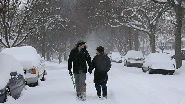 WS年轻夫妇在雪风暴中遛狗/里士满，弗吉尼亚州，美国视频素材