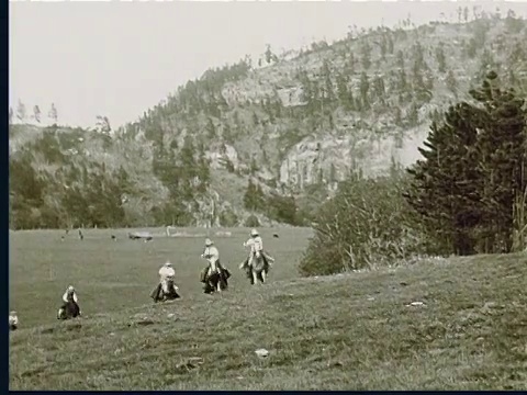 1924年蒙太奇蒙太奇，一群马在奔跑，戴着牛仔帽的人骑在马背上奔向摄像机视频素材