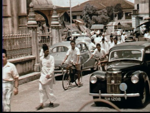 1957蒙太奇城街，挂着洗衣房。行人，汽车+自行车/新加坡/音频视频素材