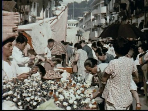 1957蒙太奇户外街市。购物者购买衣服+鲜花/新加坡/音频视频素材