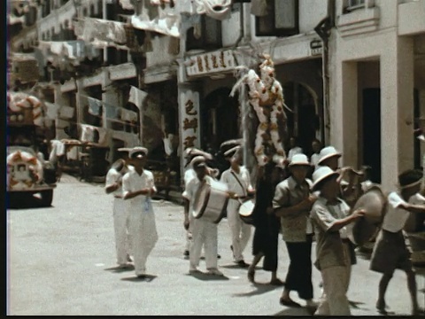 1957蒙太奇中国送葬队伍穿过街道。锣，鼓，伞，吊唁者，棺材在车/新加坡/音频视频素材