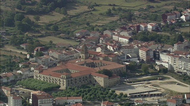 AERIAL WS Townscape with Celanova monastery / Celanova，加利西亚，西班牙视频素材