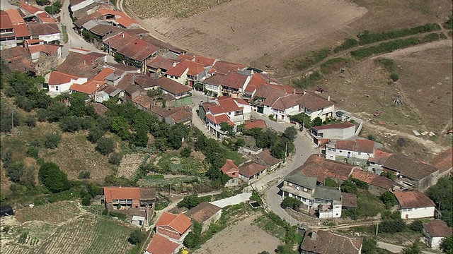 AERIAL WS Townscape / Torre do Couto，维拉雷亚，葡萄牙视频素材