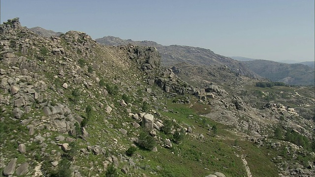 AERIAL WS Serra de Geres国家公园景观/ Venda Nova，维拉雷亚尔，葡萄牙视频素材