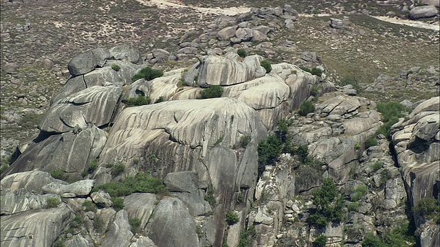 在Serra de Geres国家公园/ Venda Nova，葡萄牙维拉雷亚尔，AERIAL MS岩层视频素材