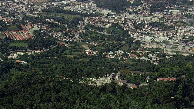 游客在葡萄牙布拉加的邦杰苏斯蒙特圣所(Bom Jesus do Monte Sanctuary)外视频素材