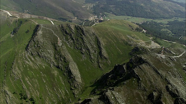 Alvao / Serra do Alvao自然公园的空中WS山，维拉雷亚尔，葡萄牙视频素材