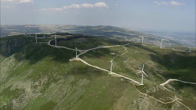 AERIAL WS风电场/ Serra do Alvao，维拉雷亚尔，葡萄牙视频素材