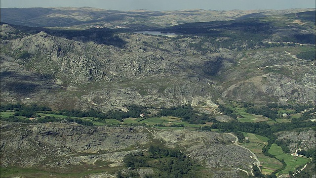 AERIAL WS自然公园da Serra do Alvao风景名胜/ Serra do Alvao，维拉雷亚尔，葡萄牙视频素材