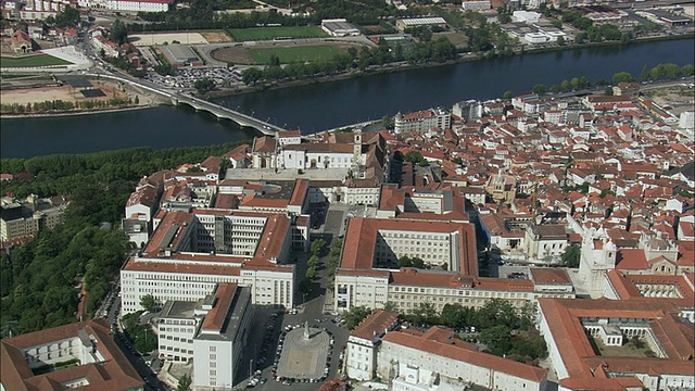 AERIAL WS ZO大学山与城市景观/ Coimbra，葡萄牙视频素材