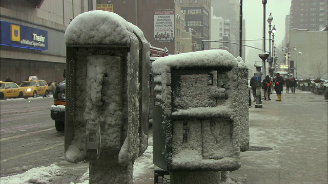 雪覆盖的付费电话/纽约，纽约，美国视频素材