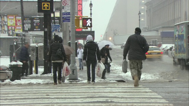 人们穿过积雪的街道/纽约，美国视频素材