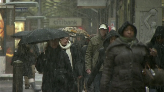 美国纽约，人们走在下雪的街道上视频素材