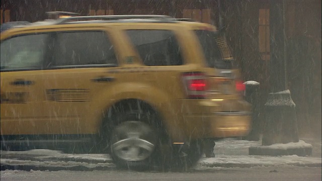 MS繁忙的中城街道在飘落的雪/纽约，美国纽约视频素材