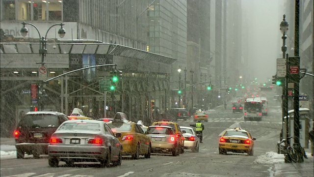 美国纽约，麦迪逊大街上大雪纷飞视频素材