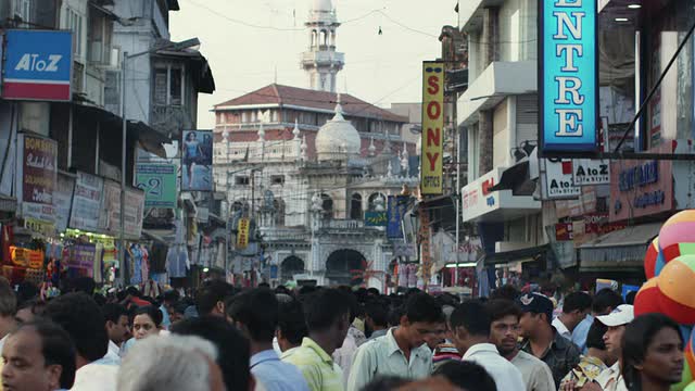 SLO MO MS拥挤的克劳福德市场与清真寺背景/孟买，印度视频下载