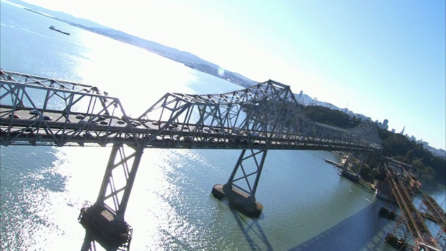 美国加州奥克兰海湾大桥(Oakland Bay Bridge)东部跨距上正在建设的空中桥梁视频素材