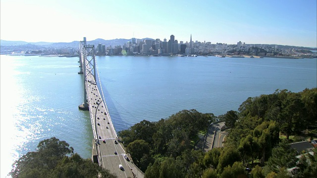 航空奥克兰海湾大桥和市中心天际线/旧金山，加利福尼亚州，美国视频素材