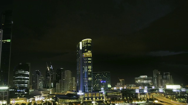 T/L WS ZI城市天际线和摩天大楼与雷雨和闪电的背景在晚上/墨尔本，维多利亚，澳大利亚视频素材