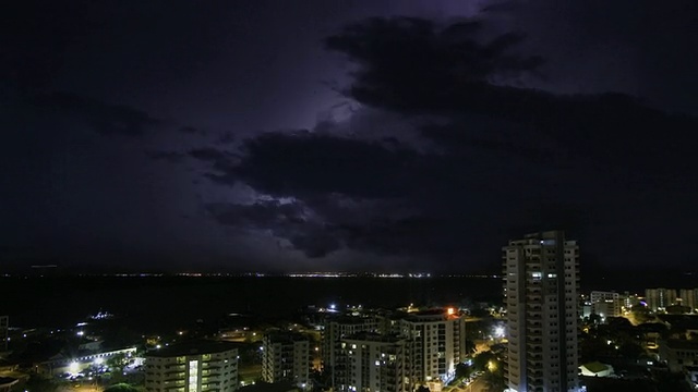 T/L WS ZI澳大利亚北领地，达尔文市和港口夜间有雷雨和闪电视频素材