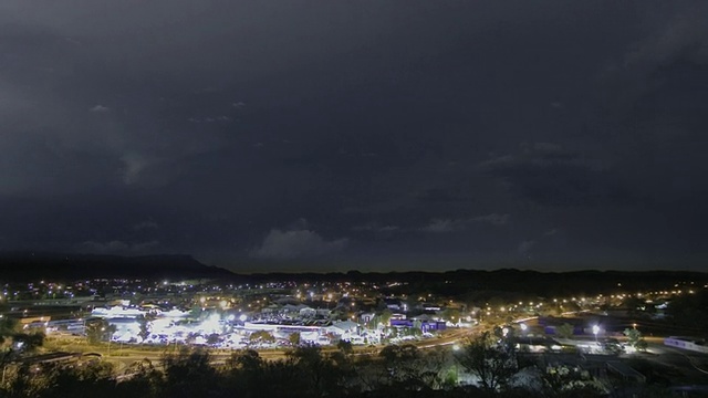 T/L WS ZI太阳在内陆城镇落下，夜晚的雷雨伴随着闪电闪烁/艾丽斯斯普林斯，澳大利亚北领地视频素材