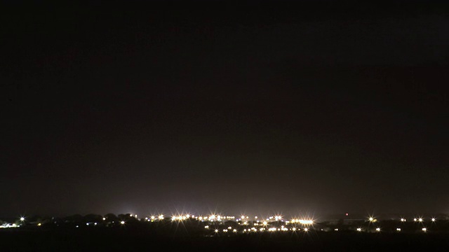 T/L WS ZI澳大利亚北领地，晚上有雷雨和闪电在城市上空闪过视频素材