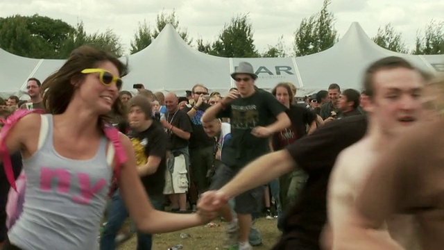 英国赫特福德郡，Sonisphere Festival / Knebworth, People running and cheer around视频下载