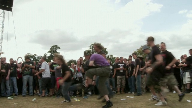 在Sonisphere Festival / Knebworth，赫特福德郡，英国，人们欢呼和奔跑视频下载