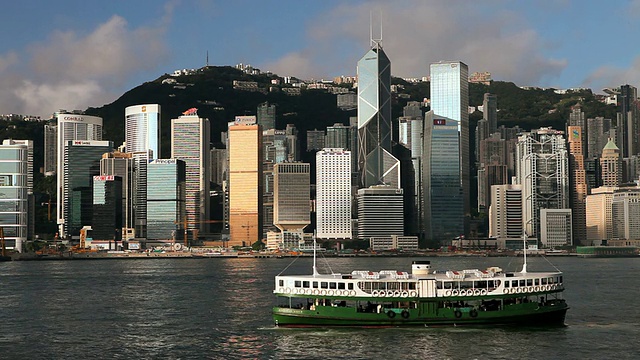 WS香港商务区与中银大厦和维多利亚港与渡轮在前景/中国视频素材