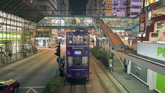 T/L POV有轨电车在夜晚的城市街道/中国香港视频素材