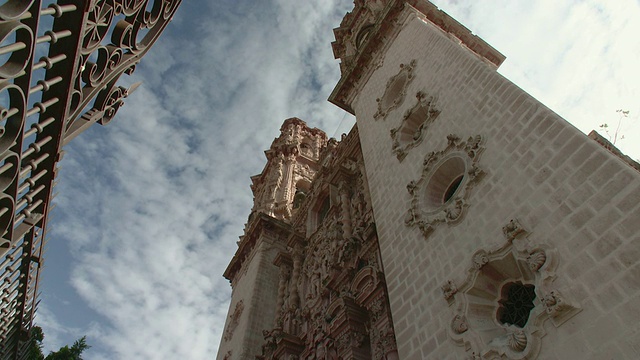 MS LA Santa Prisca Church against sky with white clouds/塔斯科，格雷罗，墨西哥视频素材