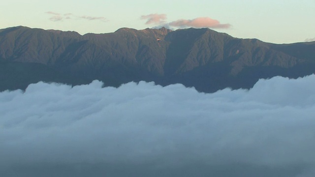 云海后面有山视频素材