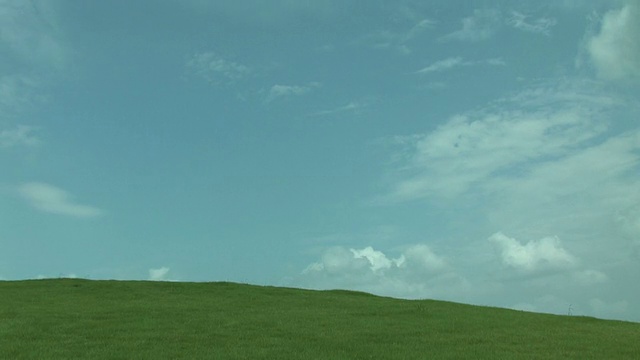 在绿色的田野上空云朵的时间流逝视频素材