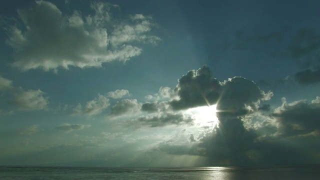 天空中太阳和云的时间流逝视频素材