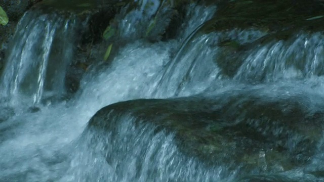 河水流过岩石视频素材