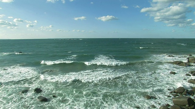 HA波浪在岩石海岸视频素材