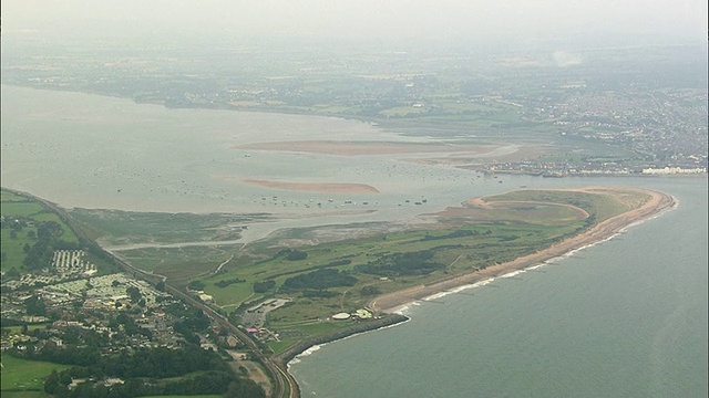 航空埃克斯茅斯海岸线和船只停泊在海湾/德文，英国视频素材