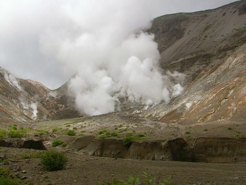 从日本臼山地面逸出的WS雾状气体云视频素材