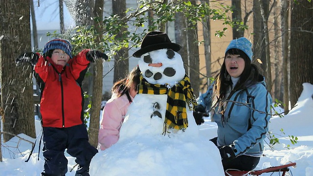 潘小姐儿童(6-11岁)和母亲扔雪球/里士满，弗吉尼亚州，美国视频素材