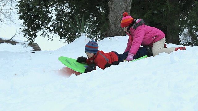 WS TS兄弟(6-7)和姐妹(10-11)在雪/里士满，弗吉尼亚州，美国视频素材