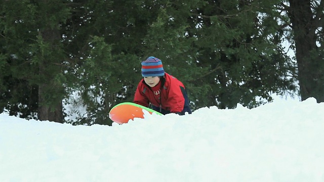 WS TS男孩(6-7)在雪/里士满，弗吉尼亚州，美国视频素材