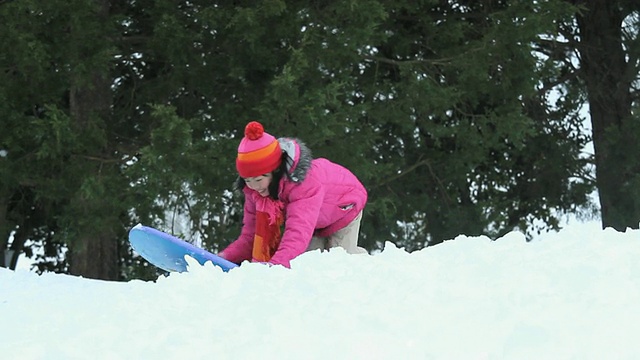 WS TS女孩(10-11)滑雪下山/里士满，弗吉尼亚州，美国视频素材