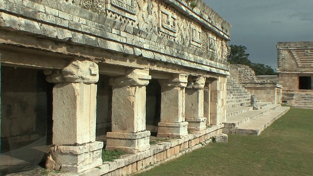 MS ZO北部和东部建筑的尼桑四合院前哥伦布废墟城市玛雅文明/ Uxmal，尤卡坦，墨西哥视频素材