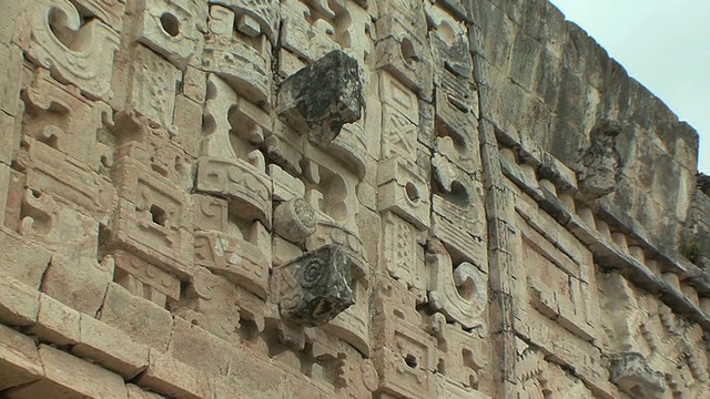 MS ZI CU Chaacs，玛雅雨神雕刻在尼母院的北部建筑上，在哥伦布发现美洲前玛雅文明废墟城市/尤克斯马尔，墨西哥尤卡坦视频素材