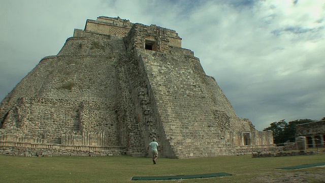 人类攀登addivino(魔术师金字塔)前哥伦布废墟城市玛雅文明/ Uxmal，尤卡坦，墨西哥视频素材